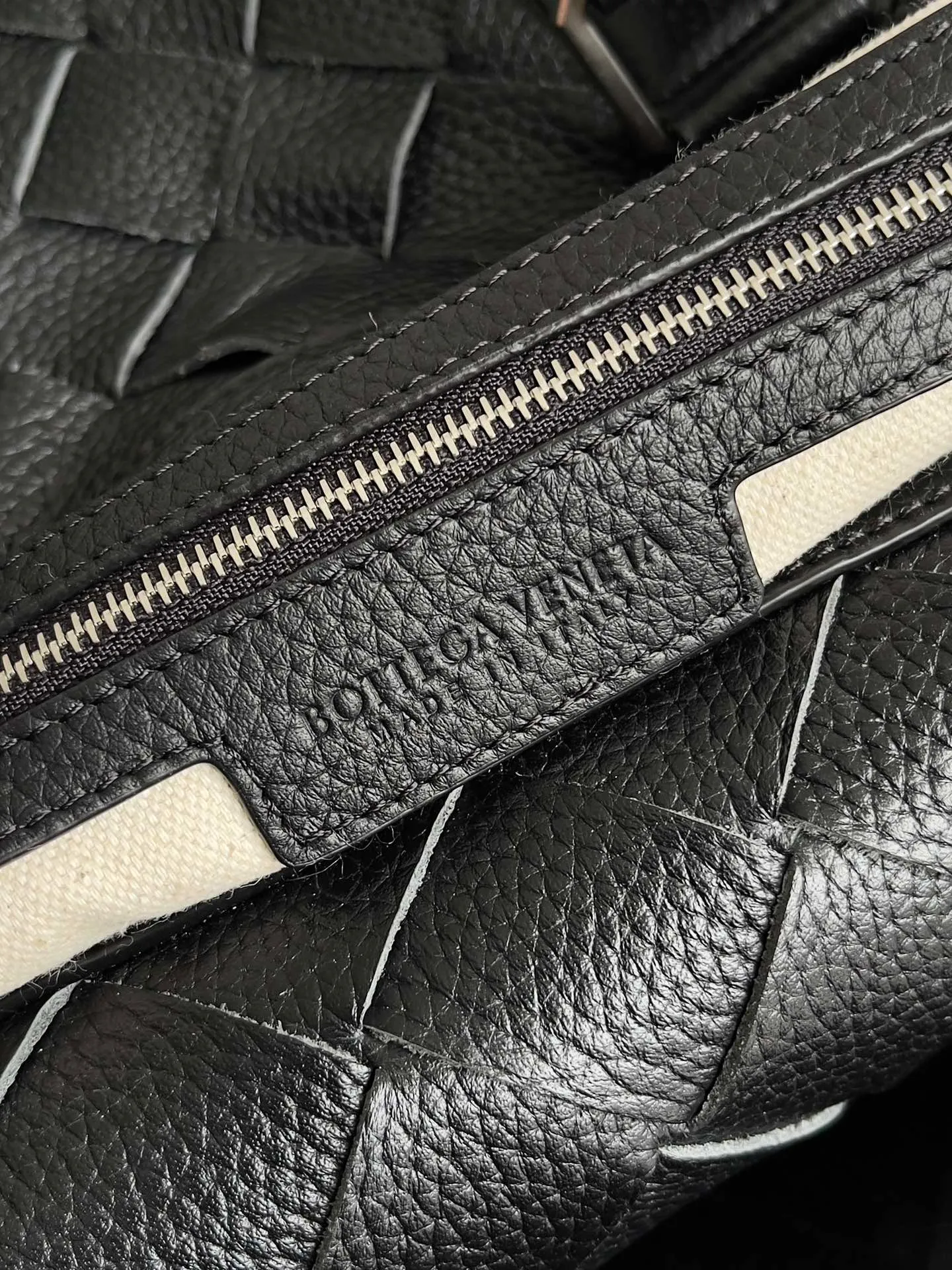 Batch 2880 BV-Travel Bag. The unisex travel belt is super beautiful and has great texture. Purely hand-woven, made of cowhide, and can be carried on one shoulder, in the hand, or across the body. One bag with three backs. You can usually carry this bag when your family goes out to play or when you go to the gym by yourself. The weight of this bag is also very light, that is, its weight is very light among large bags. Style number: 795287 Size: 50*27*24cm